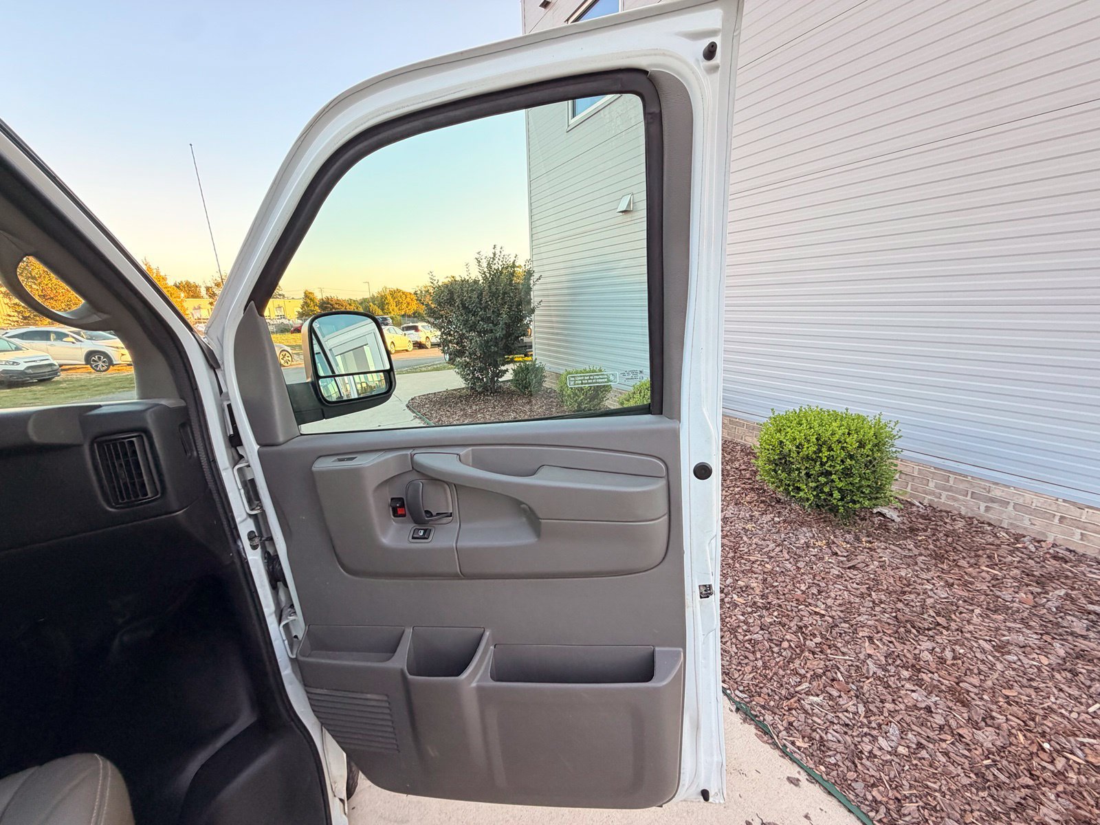 Used 2015 Chevrolet Express 2500 RWD image 21