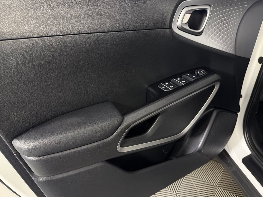 Used 2025 Kia Soul LX w/ LX Technology Package FWD image 23