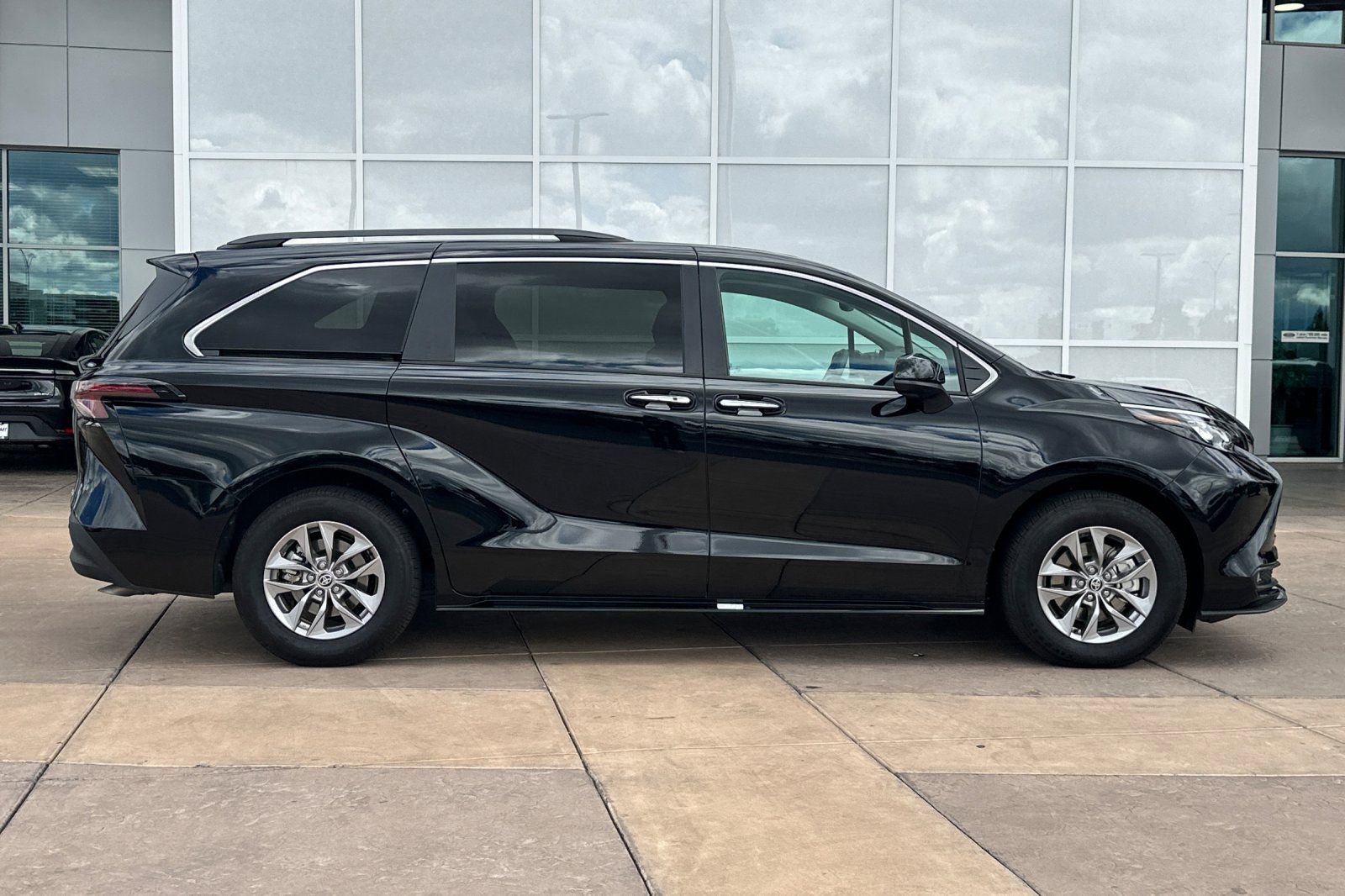 Used 2025 Toyota Sienna XLE w/ XLE Plus Package image 3