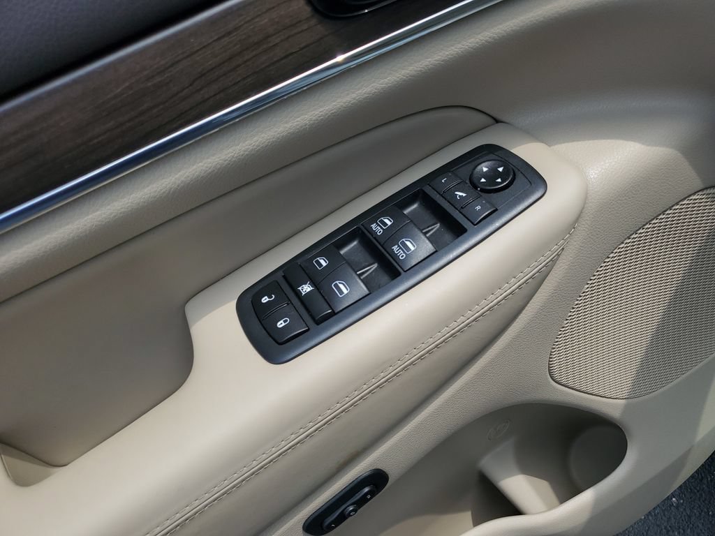 Used 2020 Jeep Grand Cherokee Overland AWD/4WD image 21
