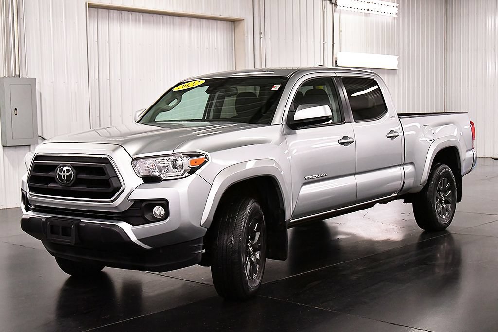 Used 2022 Toyota Tacoma SR5 AWD/4WD image 3
