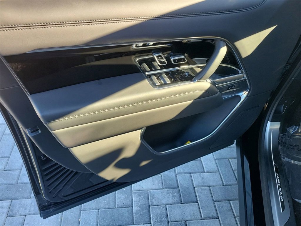 Used 2023 Land Rover Range Rover SE image 23