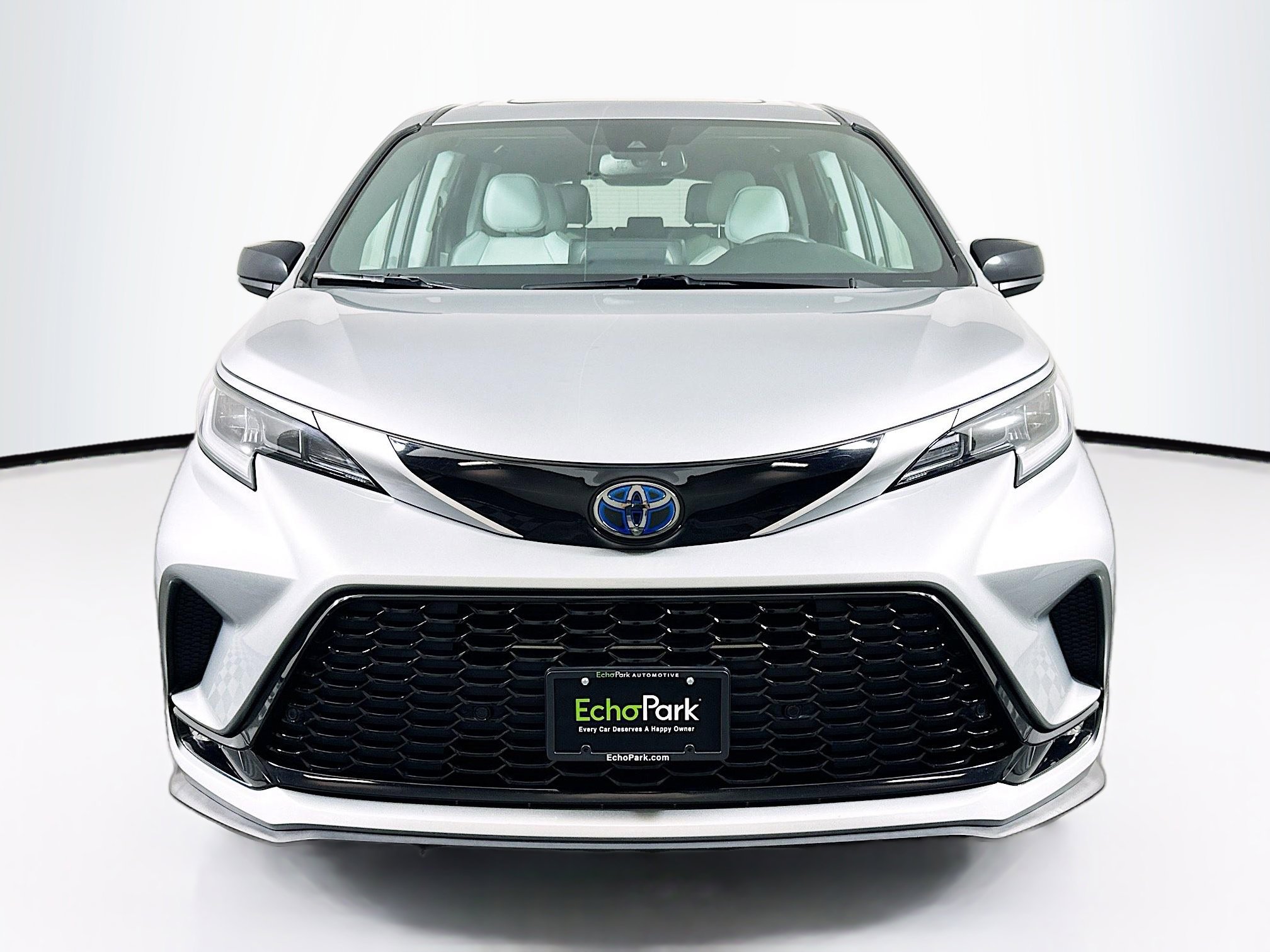 Used 2021 Toyota Sienna XSE image 2