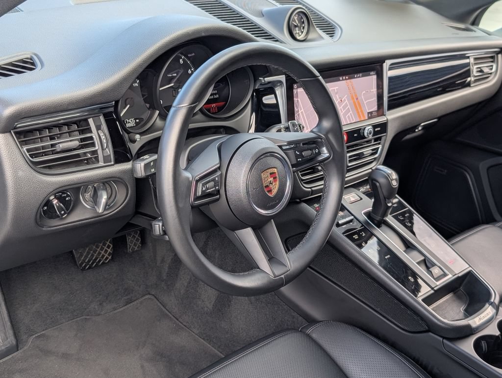 Certified 2025 Porsche Macan AWD/4WD image 4