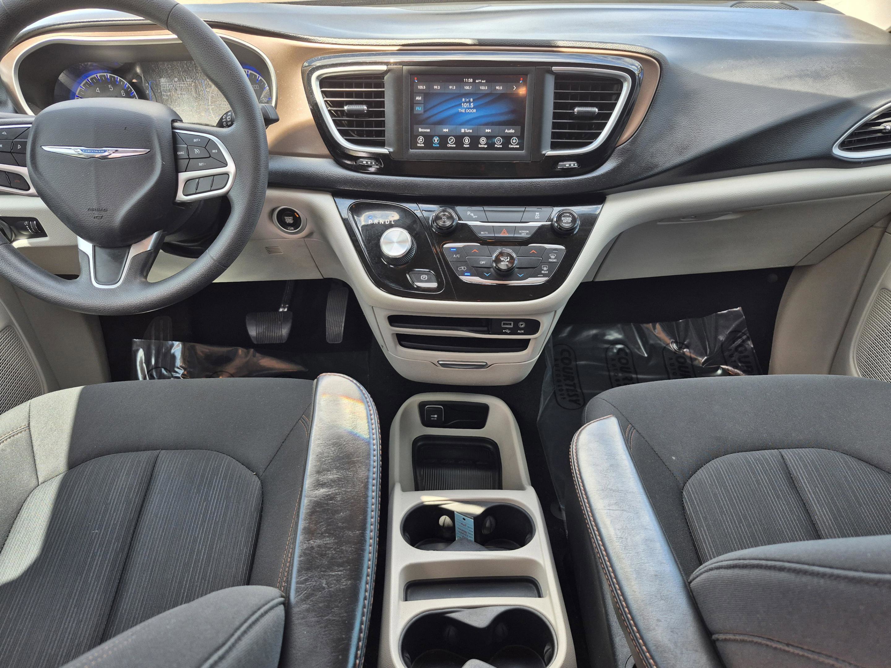 Used 2018 Chrysler Pacifica L image 12