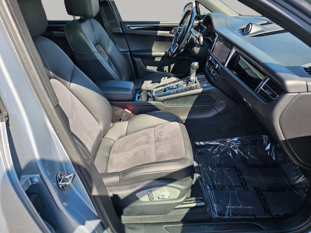 Used 2021 Porsche Macan w/ Premium Package image 26