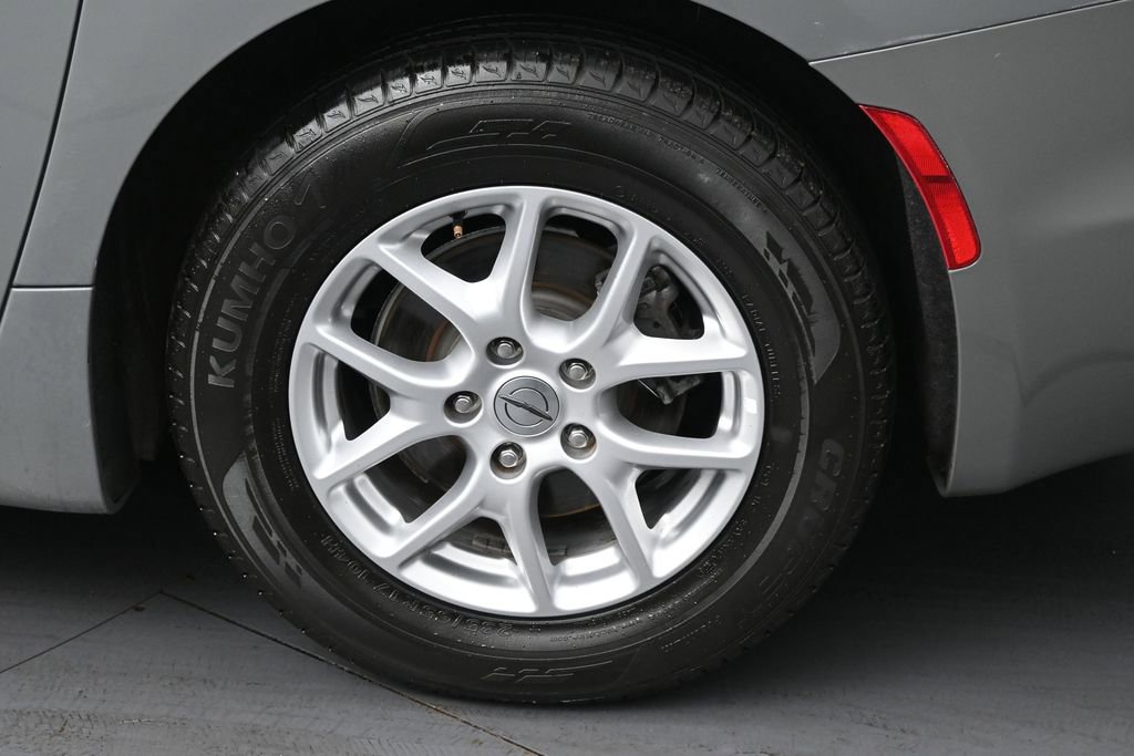 Used 2022 Chrysler Pacifica Touring-L FWD image 36