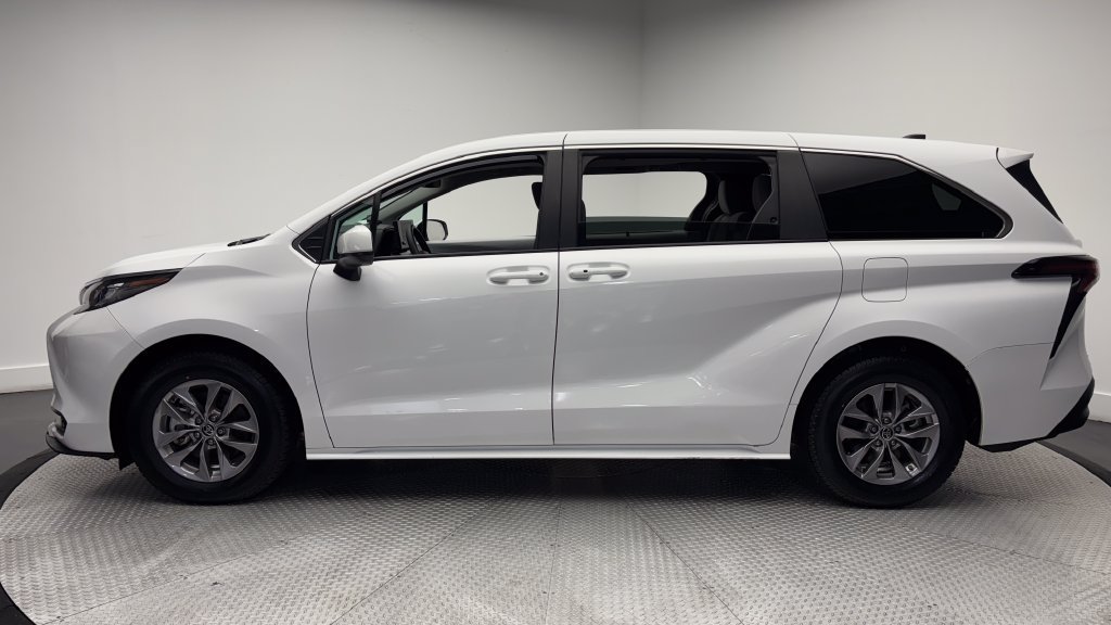 Used 2025 Toyota Sienna LE FWD image 4