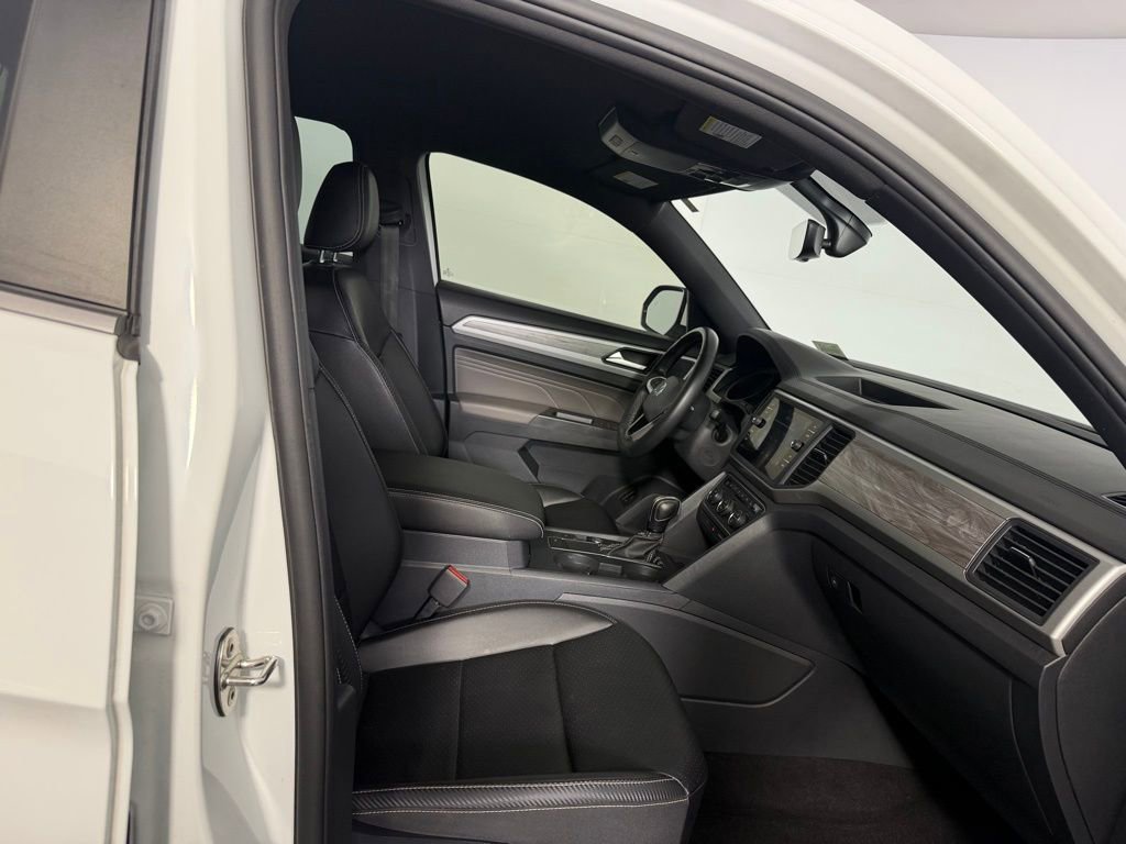 Used 2021 Volkswagen Atlas Cross Sport SE w/ 20" Black Wheels Package FWD image 30