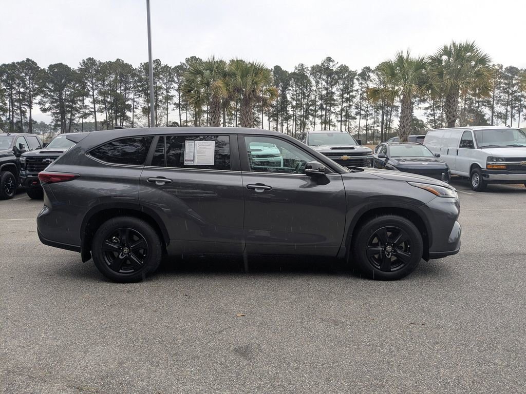 Used 2023 Toyota Highlander LE image 3