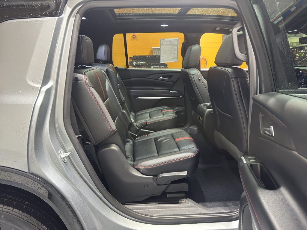 Used 2025 Chevrolet Traverse RS image 20