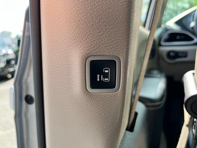 Used 2023 Chrysler Pacifica Touring-L FWD image 23
