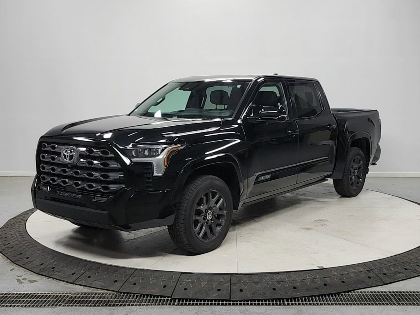 Used 2024 Toyota Tundra Platinum AWD/4WD image 3