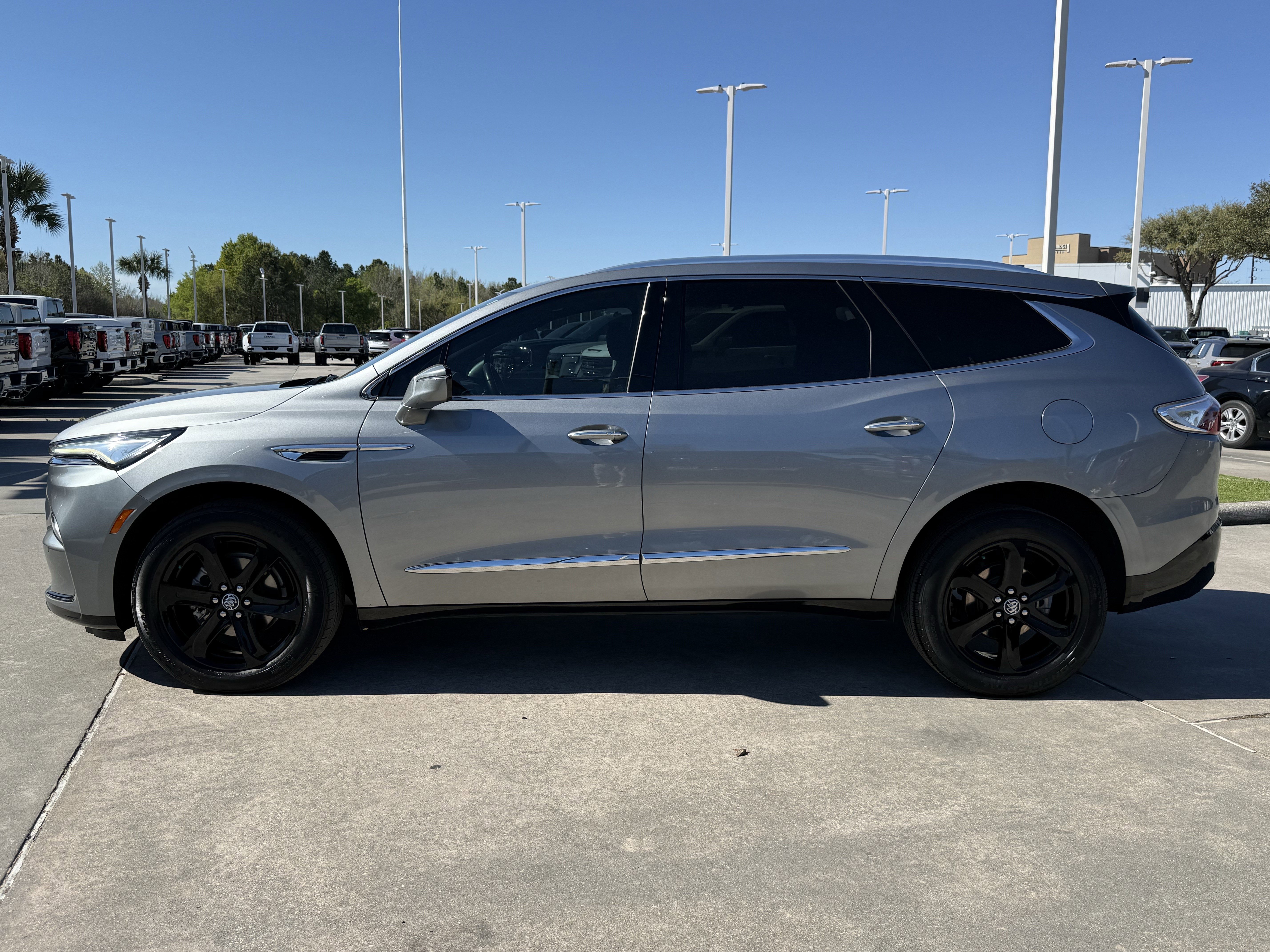 Used 2023 Buick Enclave Essence w/ Sport Touring Edition image 8