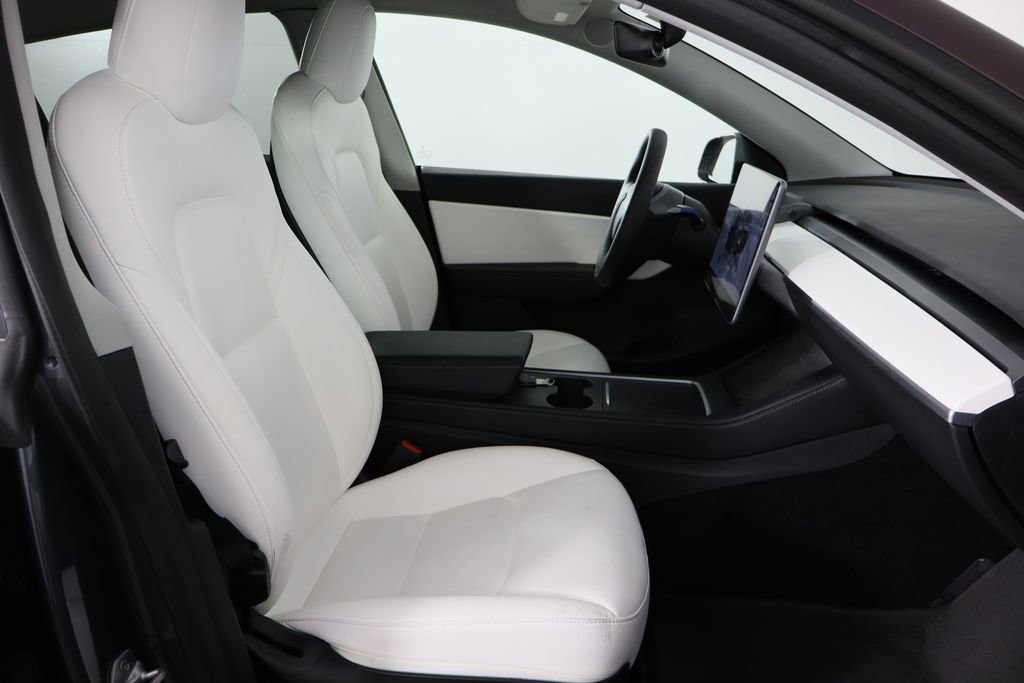 Used 2022 Tesla Model Y Long Range image 16