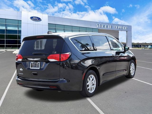 Used 2023 Chrysler Voyager LX image 4