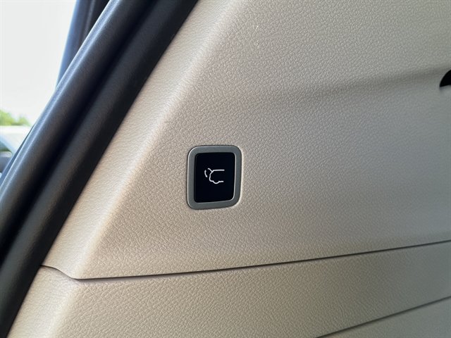 Used 2023 Chrysler Voyager LX FWD image 17
