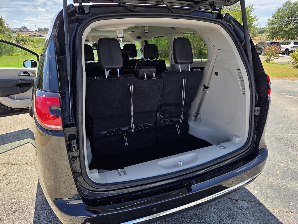 Used 2022 Chrysler Pacifica Touring-L w/ Uconnect Theater Family Group FWD image 8