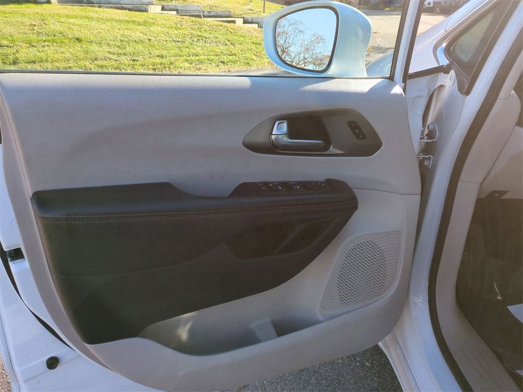 Used 2020 Chrysler Pacifica Touring-L image 14