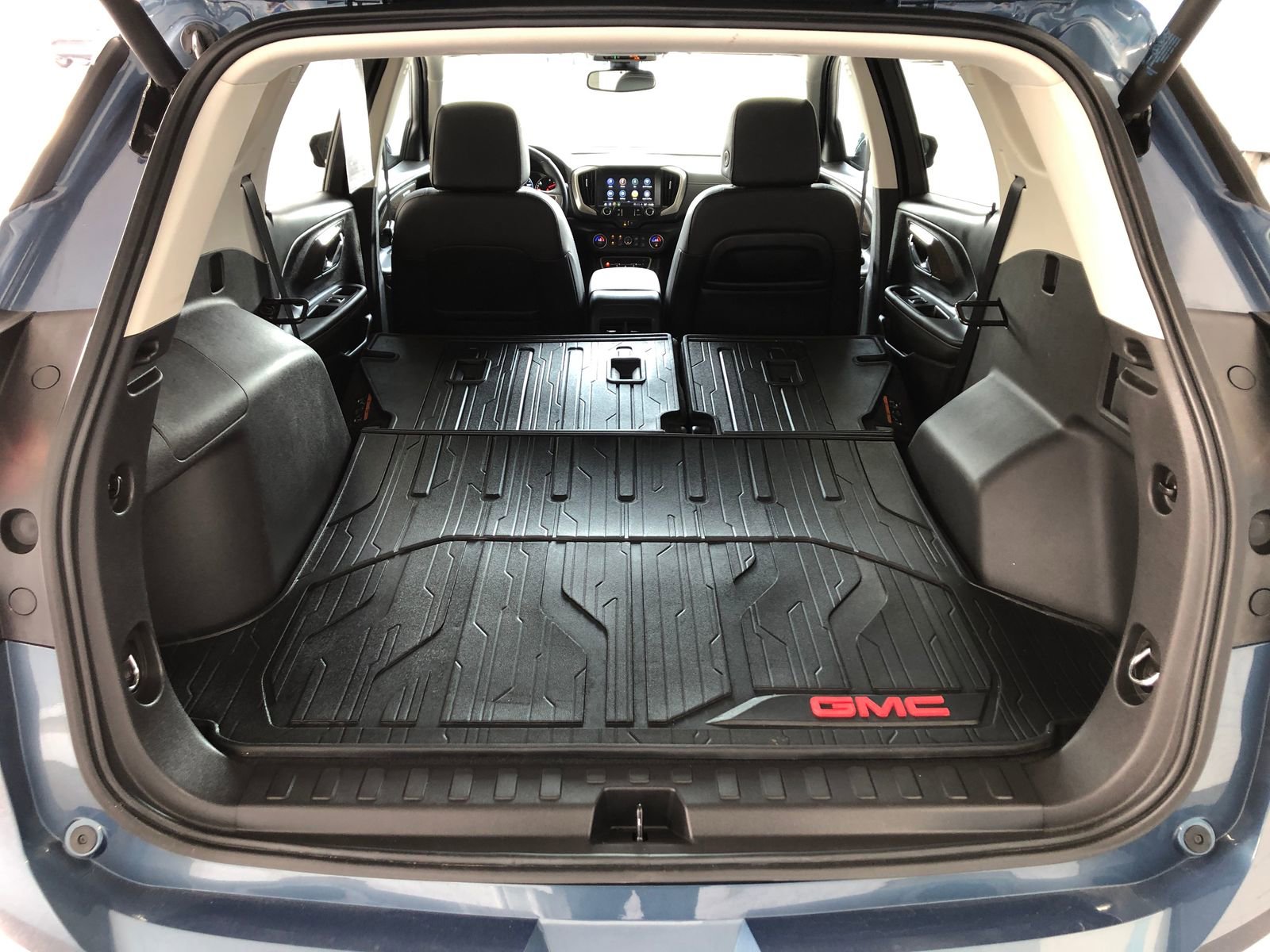 Used 2024 GMC Terrain Denali w/ Denali Premium Package image 9