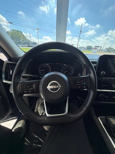 Used 2025 Nissan Pathfinder SV FWD image 16