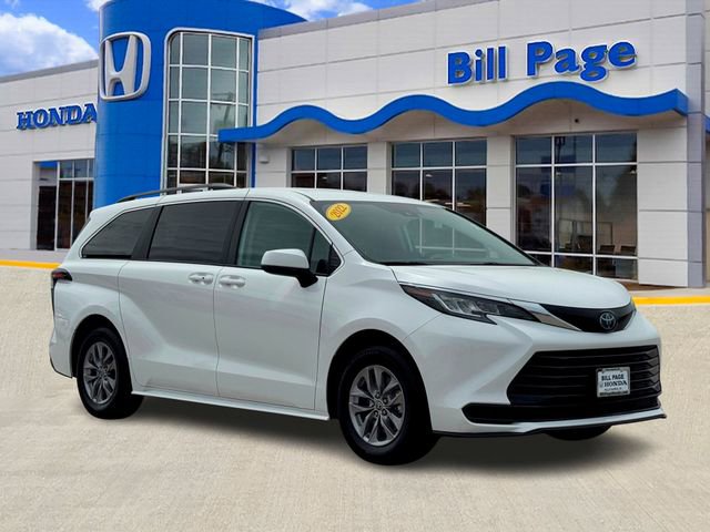 Used 2022 Toyota Sienna LE image 1