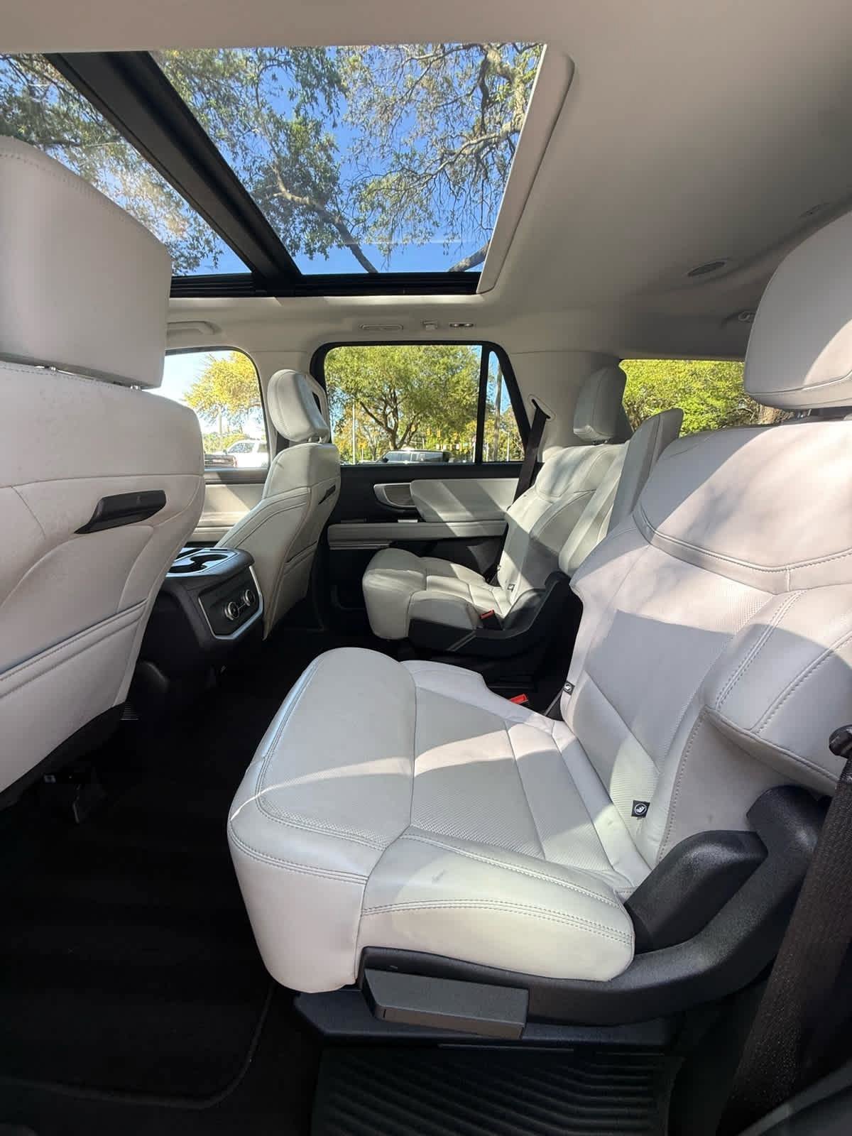 Used 2025 Ford Expedition Platinum image 14