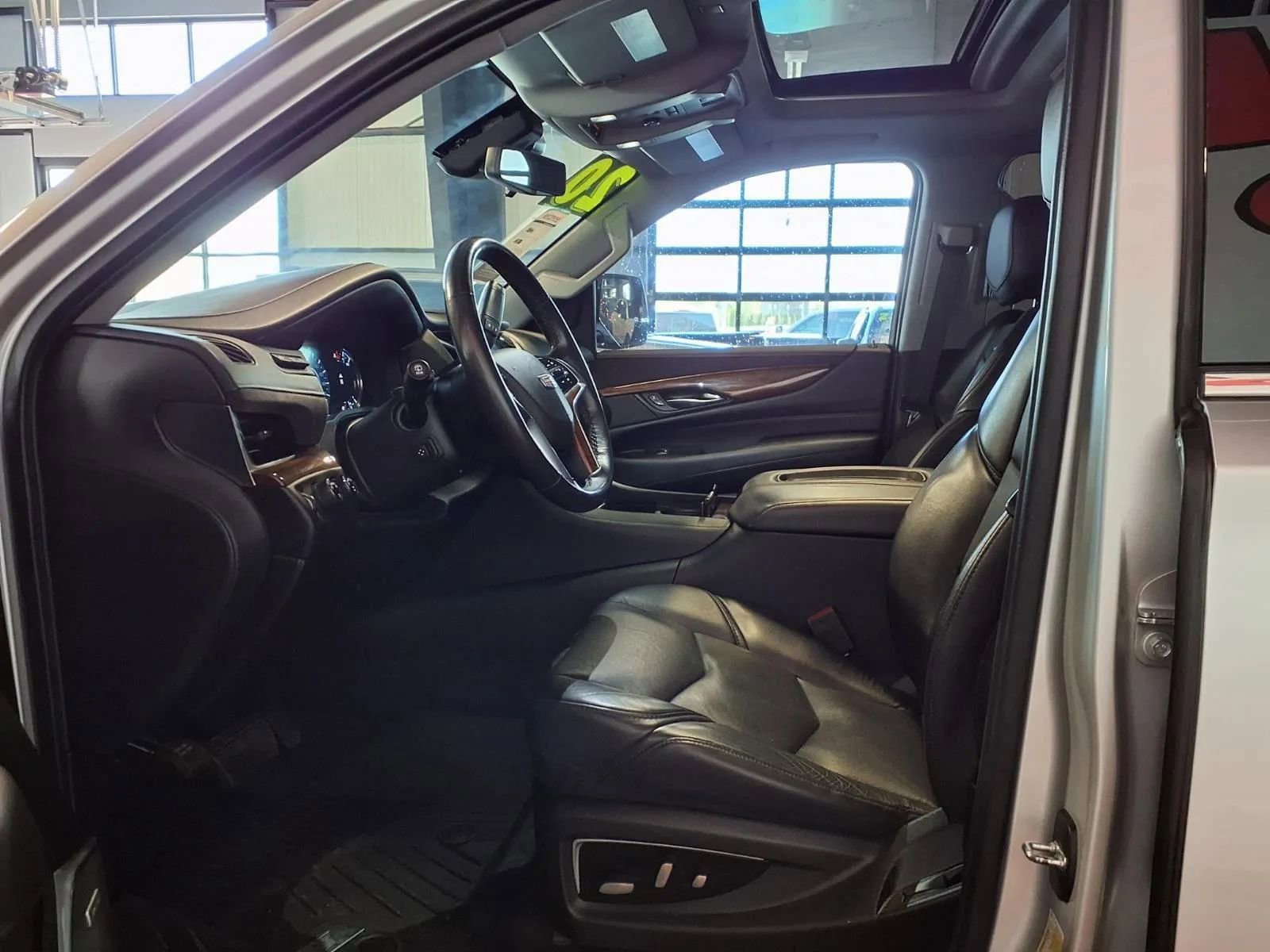 Used 2020 Cadillac Escalade Luxury AWD/4WD image 19
