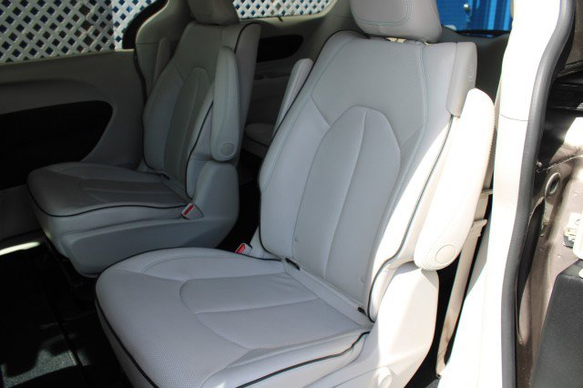 Used 2017 Chrysler Pacifica Platinum FWD image 29