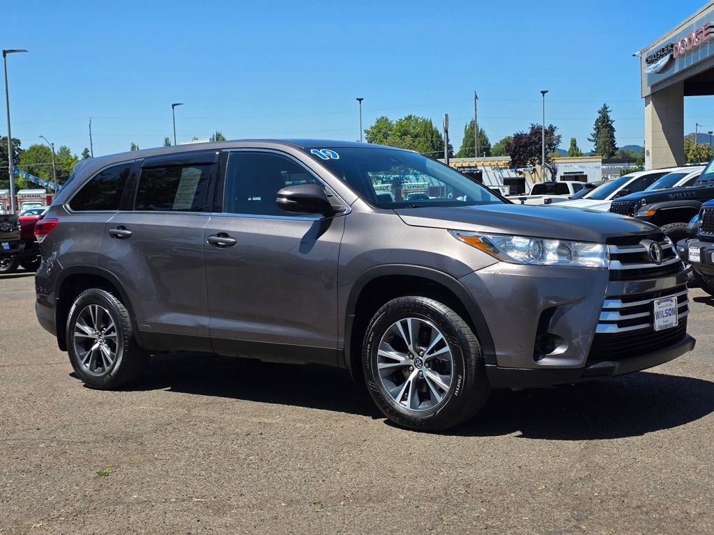 Used 2019 Toyota Highlander LE AWD/4WD image 35