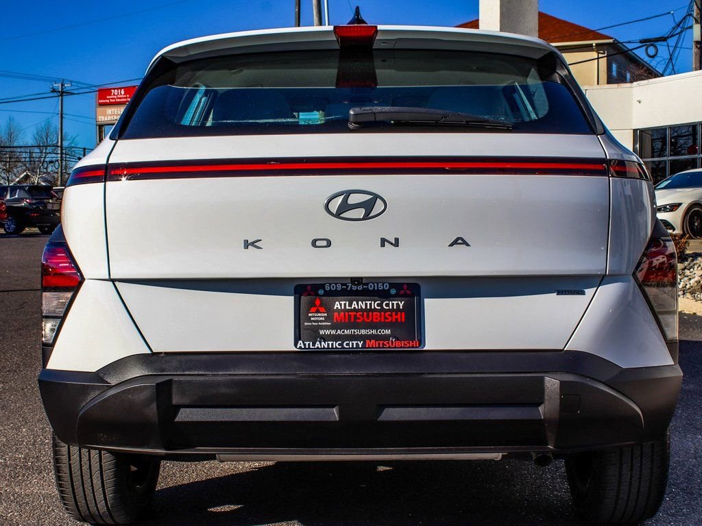 Used 2024 Hyundai Kona SE image 5