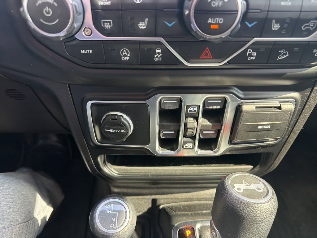 Used 2020 Jeep Wrangler Unlimited Sahara w/ Dual Top Group AWD/4WD image 17
