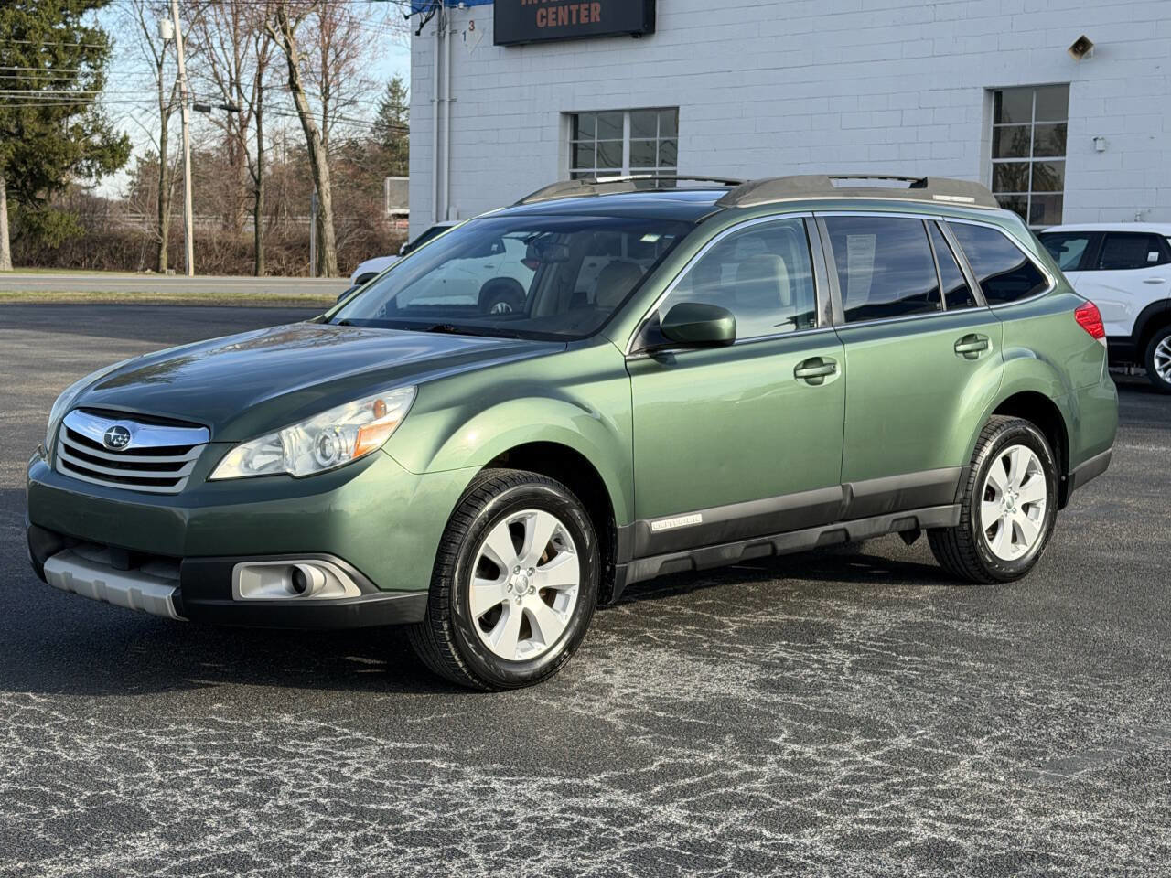 Used 2010 Subaru Outback 2.5i Premium AWD/4WD image 2