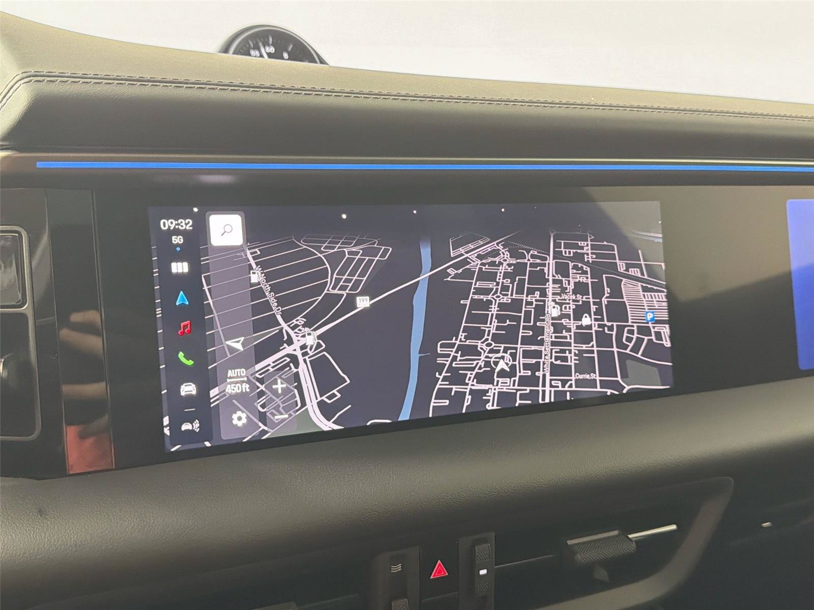Certified 2025 Porsche Macan Electric RWD image 22