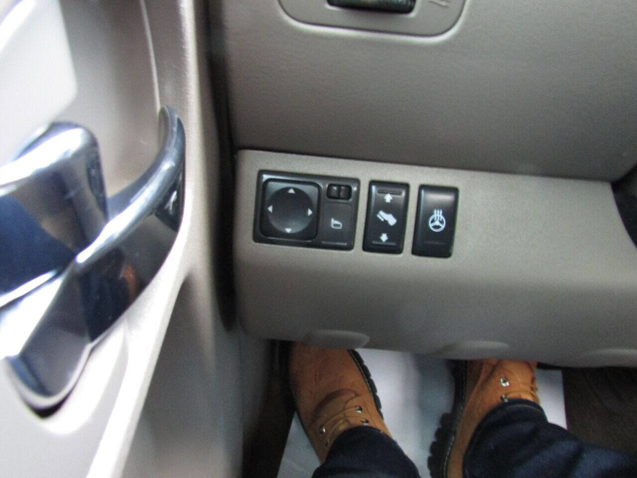 Used 2010 Nissan Pathfinder LE image 23