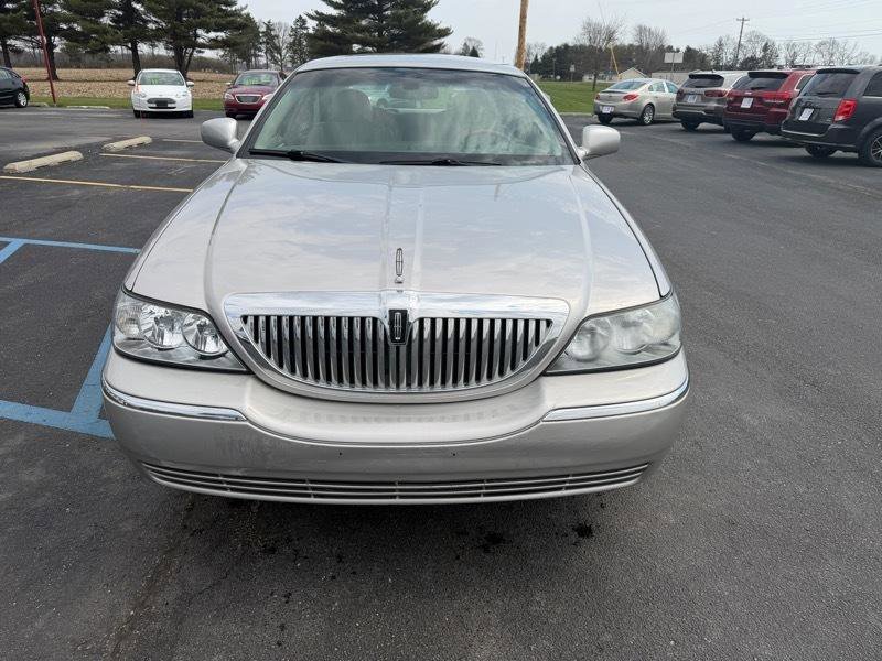 Used 2010 Lincoln Town Car Signature Limited image 12