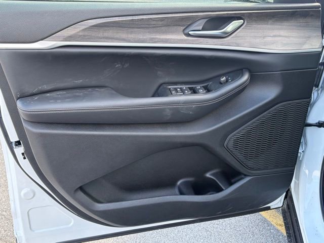 New 2026 Jeep Grand Cherokee Altitude image 12