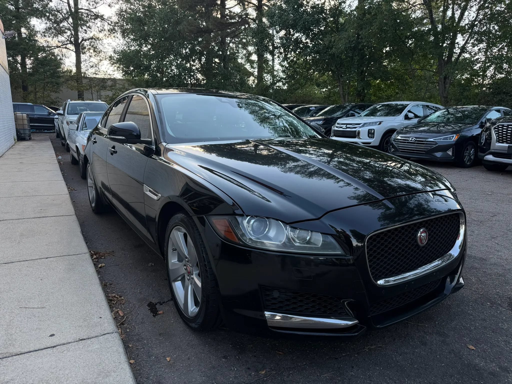 Used 2018 Jaguar XF AWD image 4