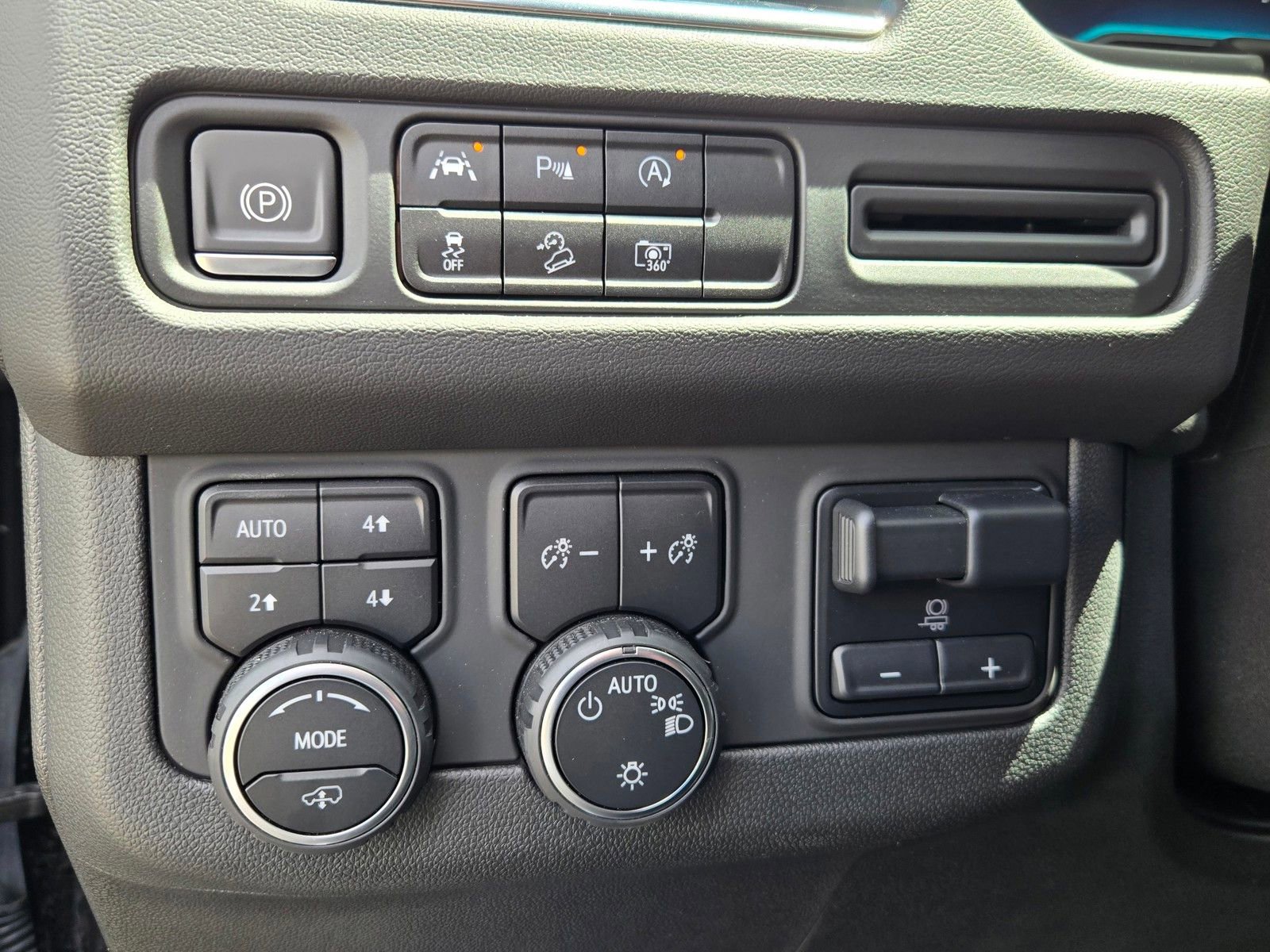 Used 2023 Chevrolet Tahoe Z71 w/ Z71 Off-Road Package image 27