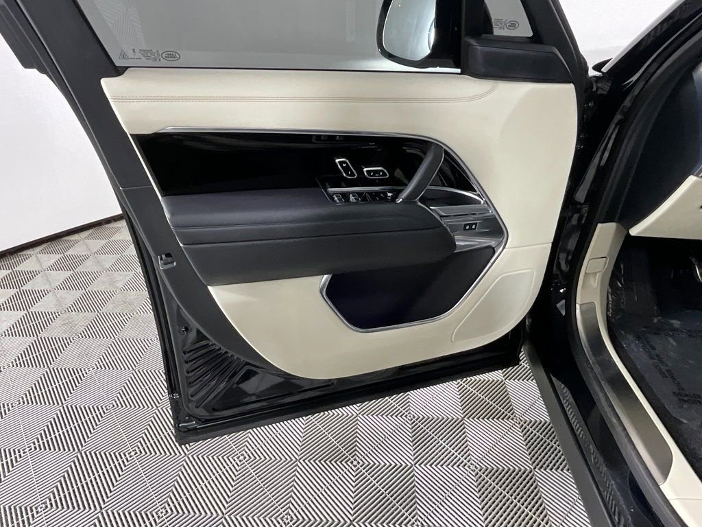 Used 2024 Land Rover Range Rover Long Wheelbase SE image 18
