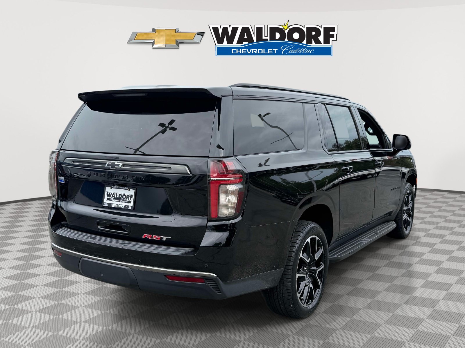 Used 2022 Chevrolet Suburban RST w/ Luxury Package AWD/4WD image 2