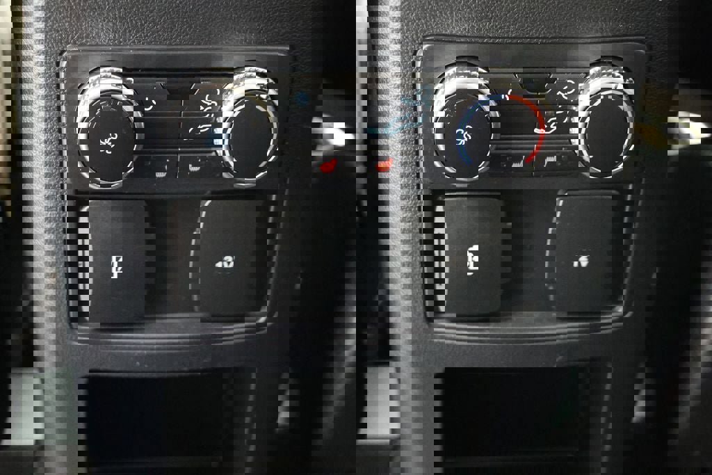 Used 2020 Ford Explorer XLT w/ Comfort Package image 12