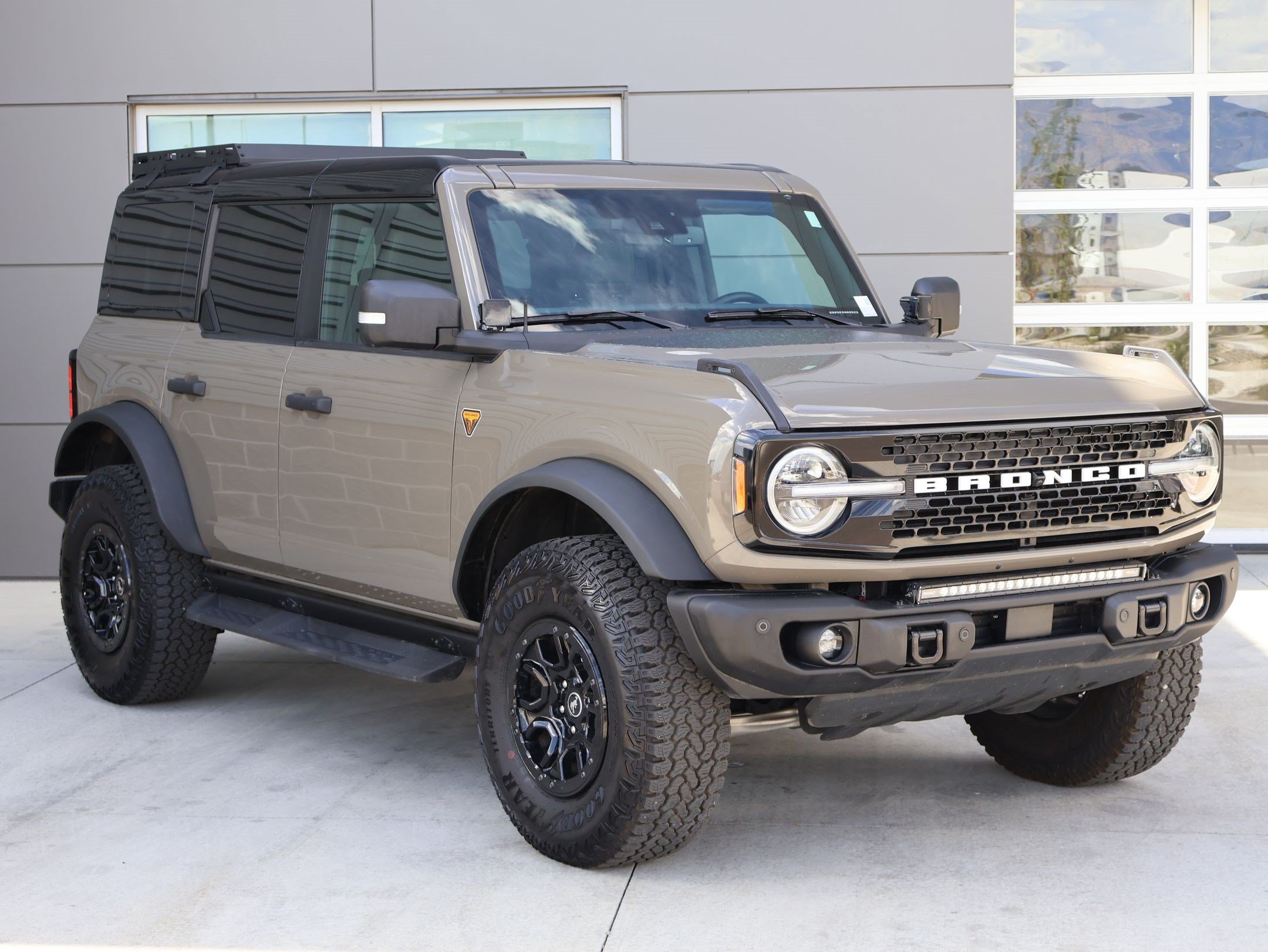 Used 2025 Ford Bronco Badlands AWD/4WD image 3