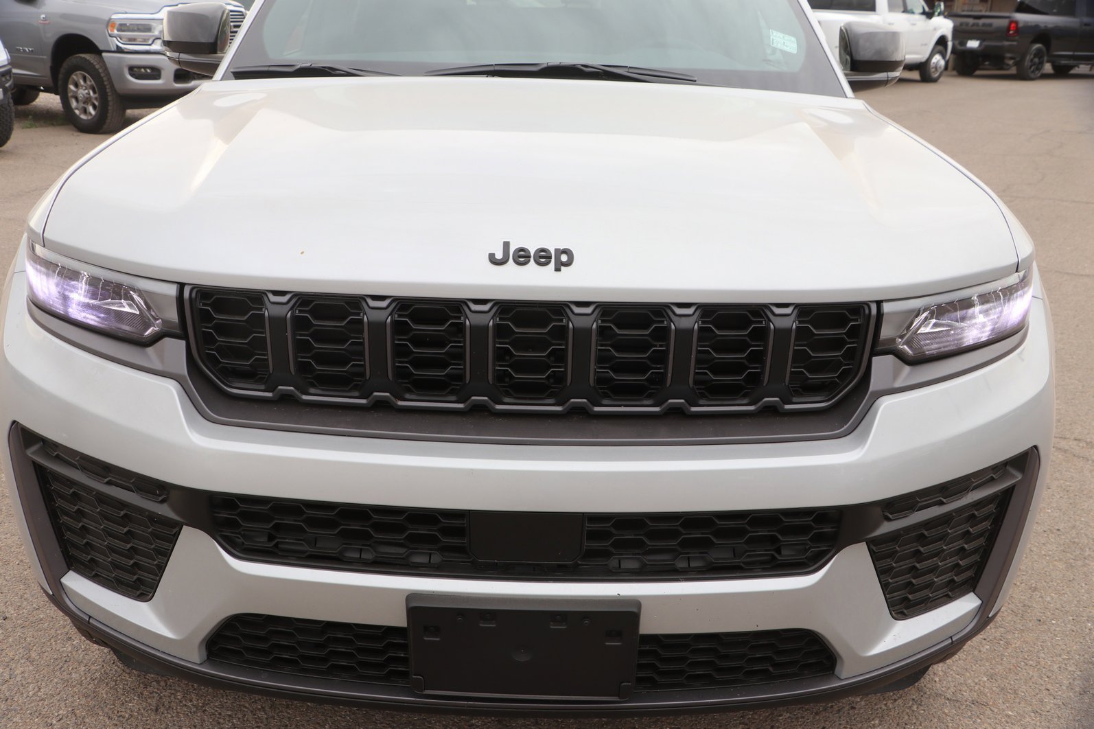 New 2026 Jeep Grand Cherokee L 4WD image 2
