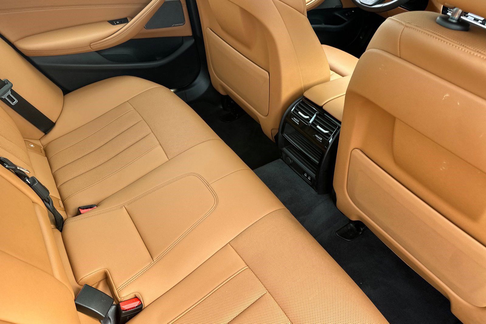 Used 2023 BMW 530e w/ Premium Package image 32