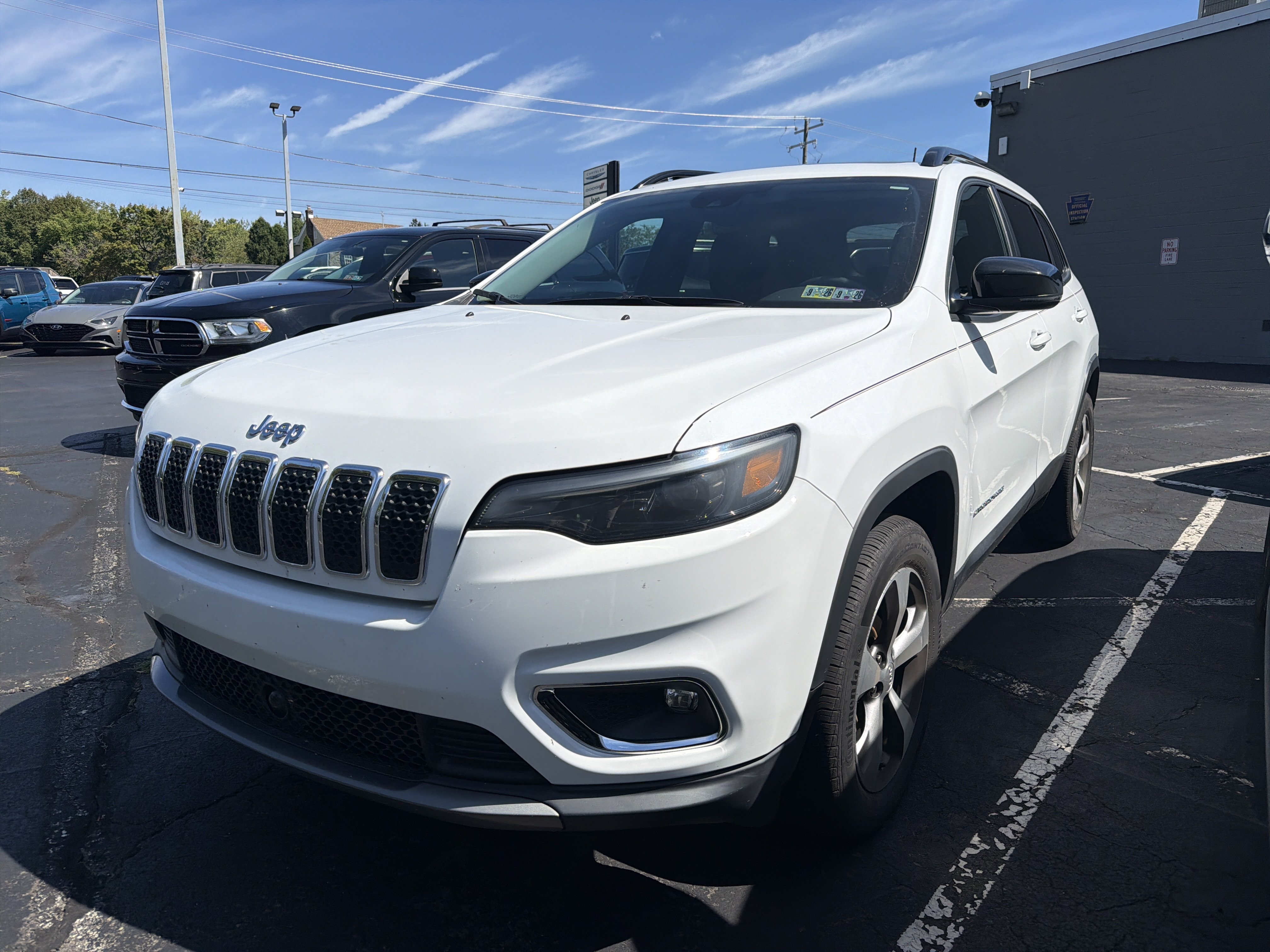 Used 2022 Jeep Cherokee Limited AWD/4WD image 3