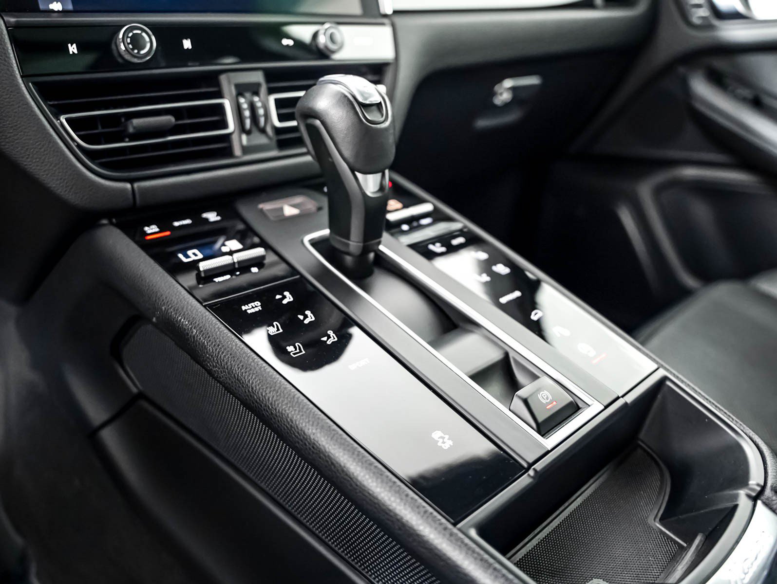 Certified 2022 Porsche Macan AWD/4WD image 20