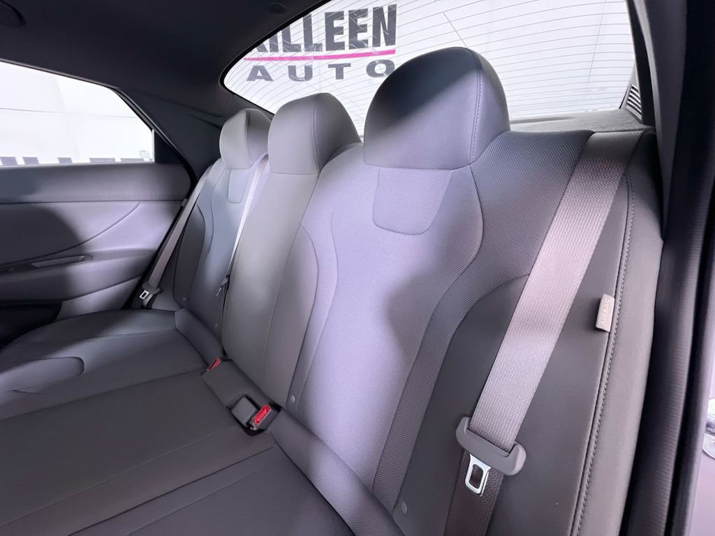 Used 2025 Hyundai Elantra SE FWD image 24