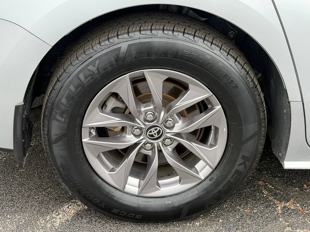 Used 2024 Toyota Sienna XLE AWD/4WD image 14