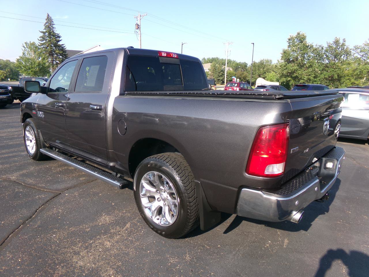Used 2017 RAM 1500 Classic SLT w/ SLT Plus D←cor Group AWD/4WD image 5